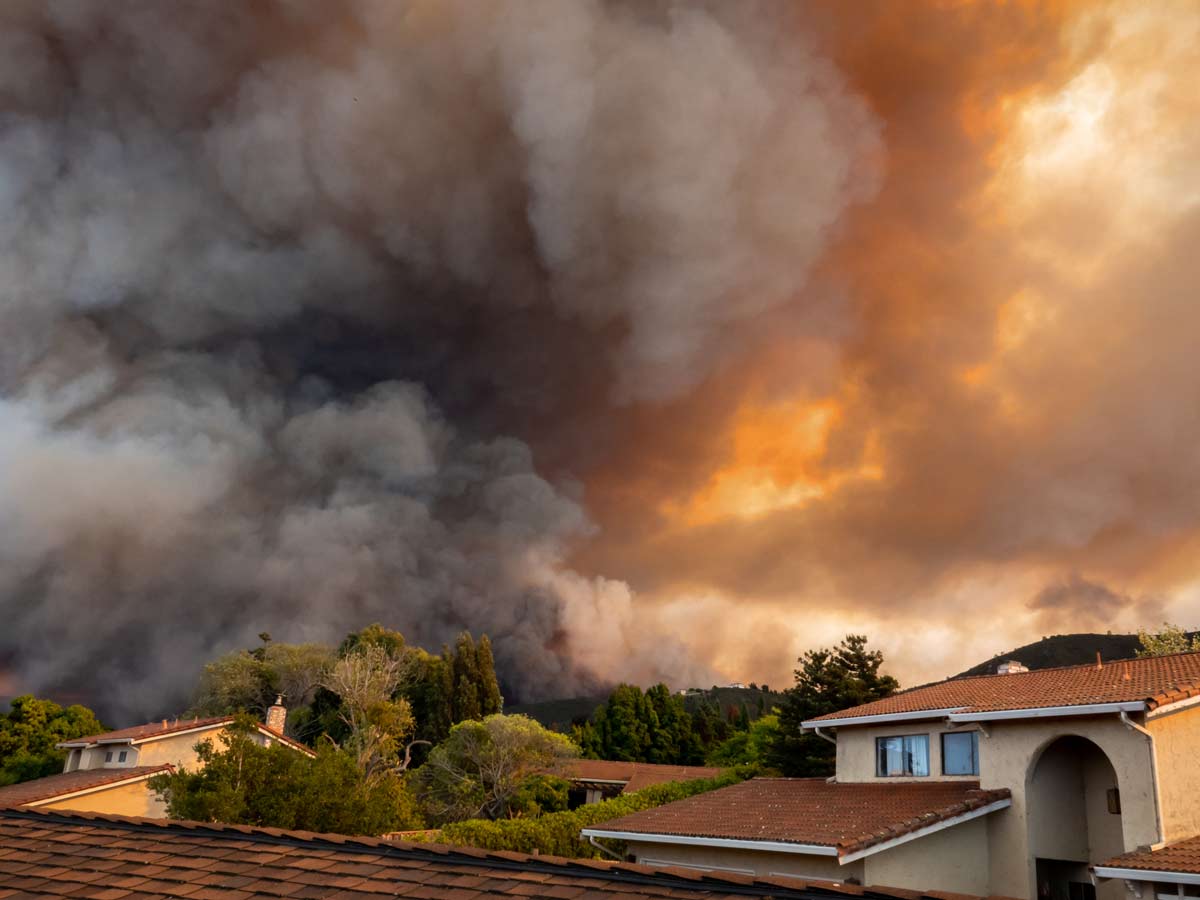 Toxic wildfire smoke moving over houses